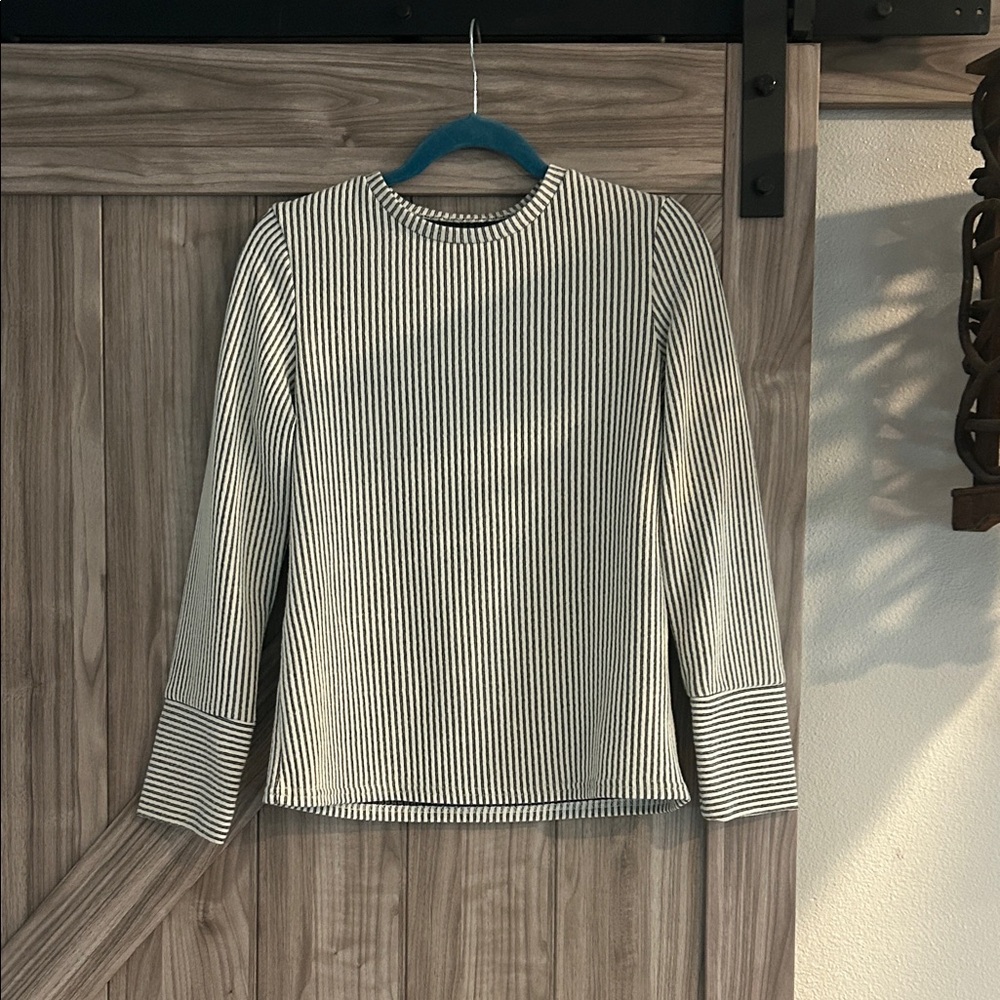 SHEIN Black and Cream Striped Thick/Stretchy Top with Chunky sleeves Size M